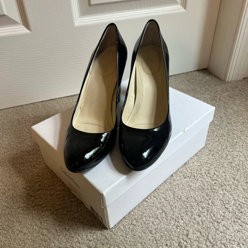 Calvin Klein Chunky Patent 4” Heels “Olive” - Picture 1 of 8